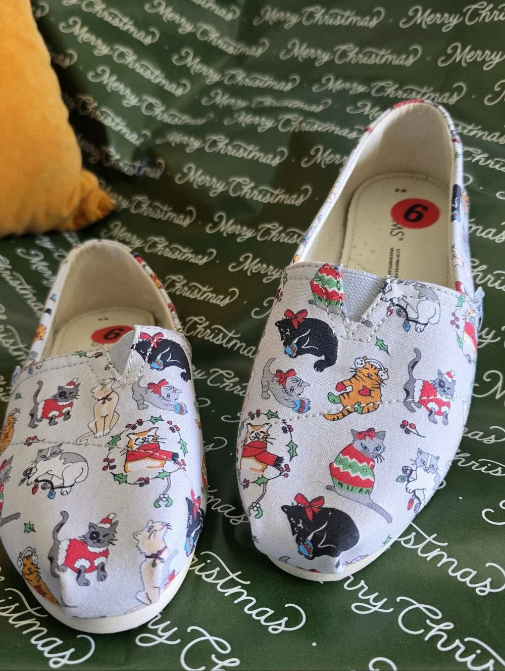 NWT TOMS Christmas Cats Slip-On Shoes – Kids 4/4.5 Women’s Size 6